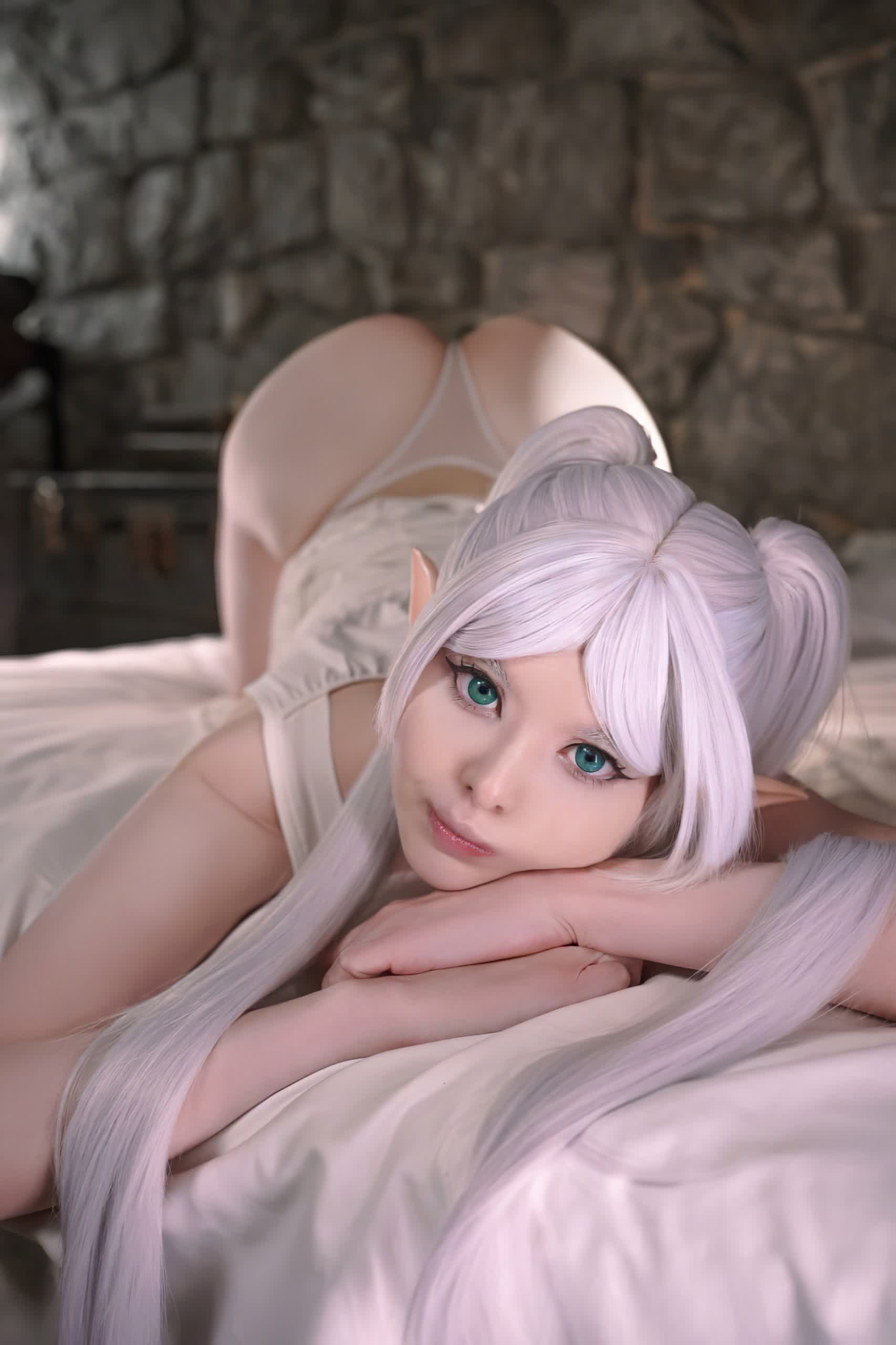 Alina Becker & Vinnegal Fern and Frieren cosplay preview