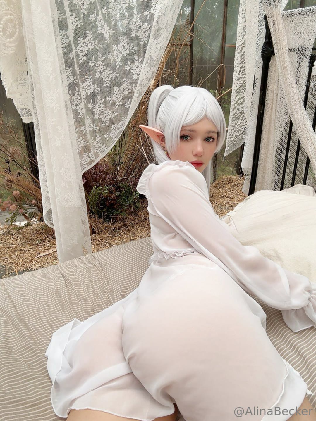 Alina Becker Frieren sexy cosplay full body photo