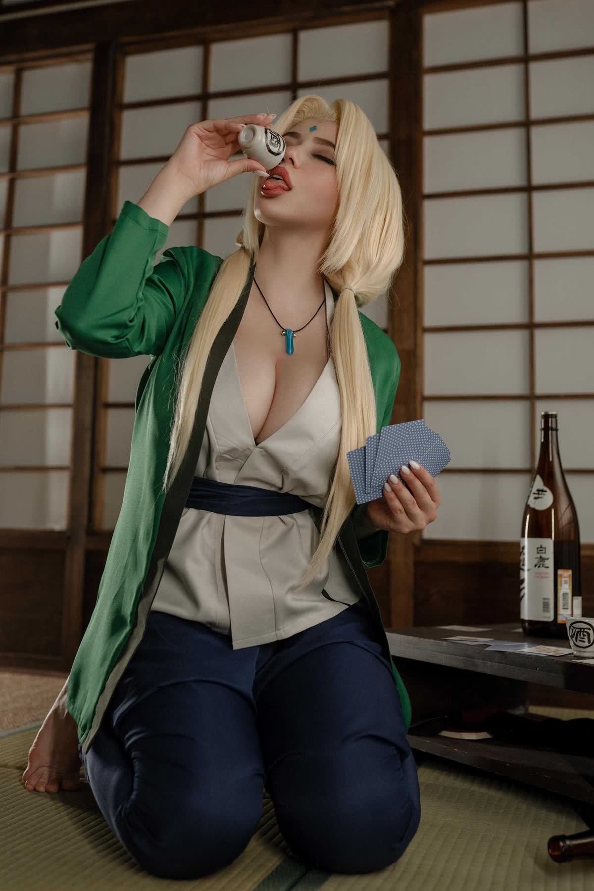 Tsunade Naruto cosplay full body photo