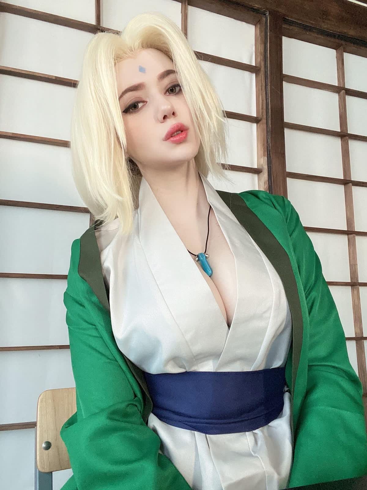 Tsunade anime girl cosplay Naruto