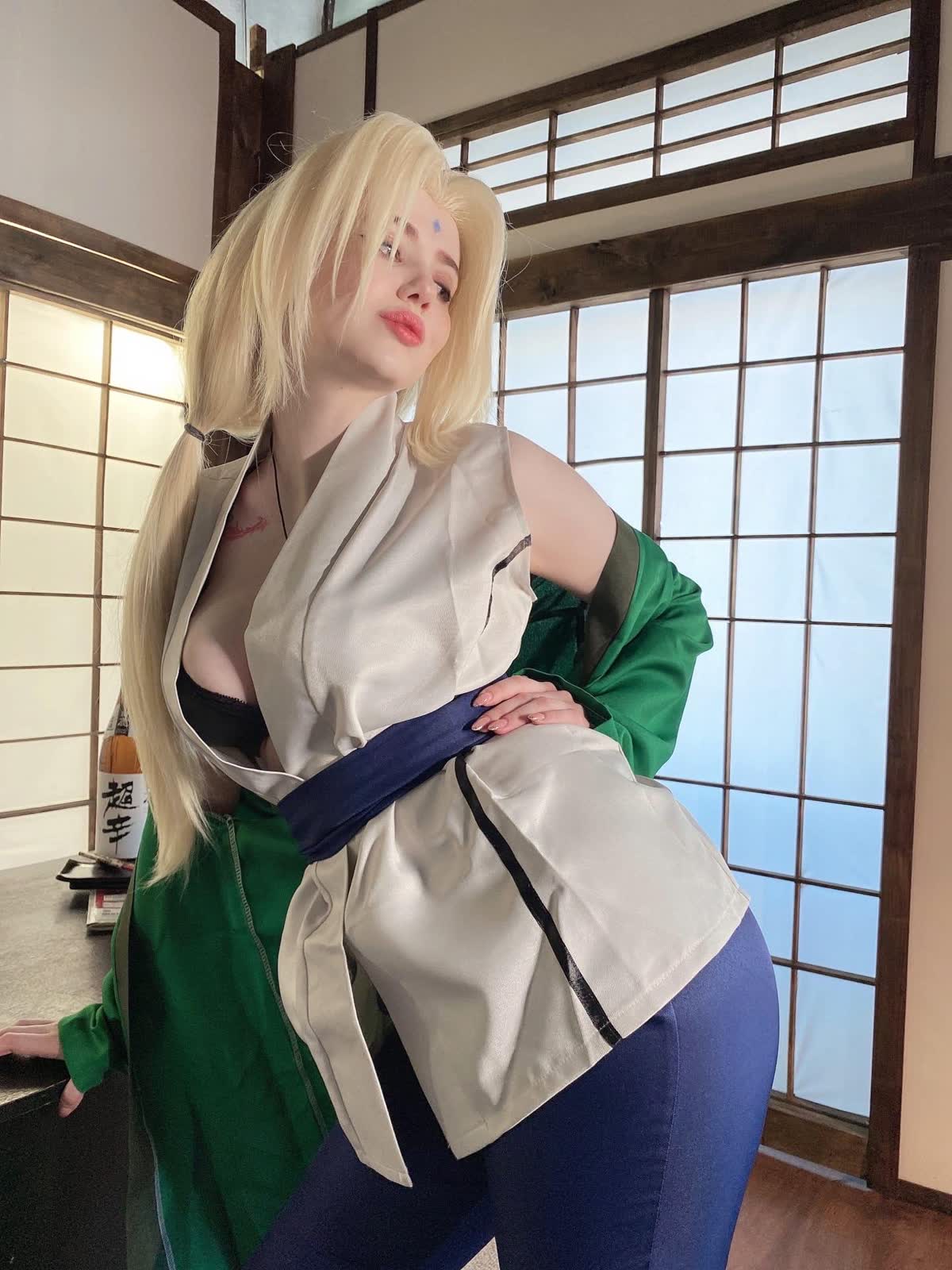 Tsunade anime girl cosplay Naruto