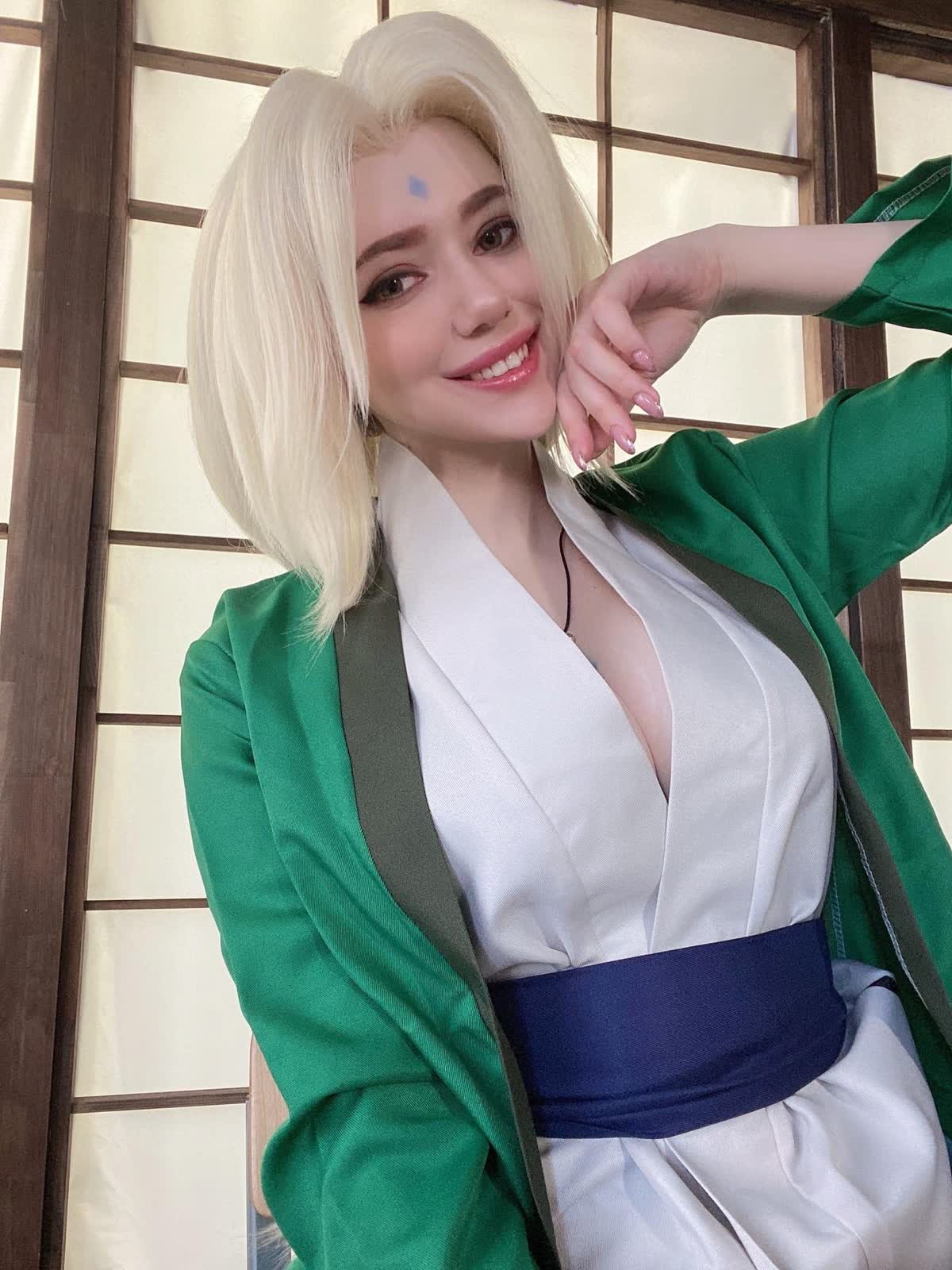 Tsunade Naruto cosplay photo