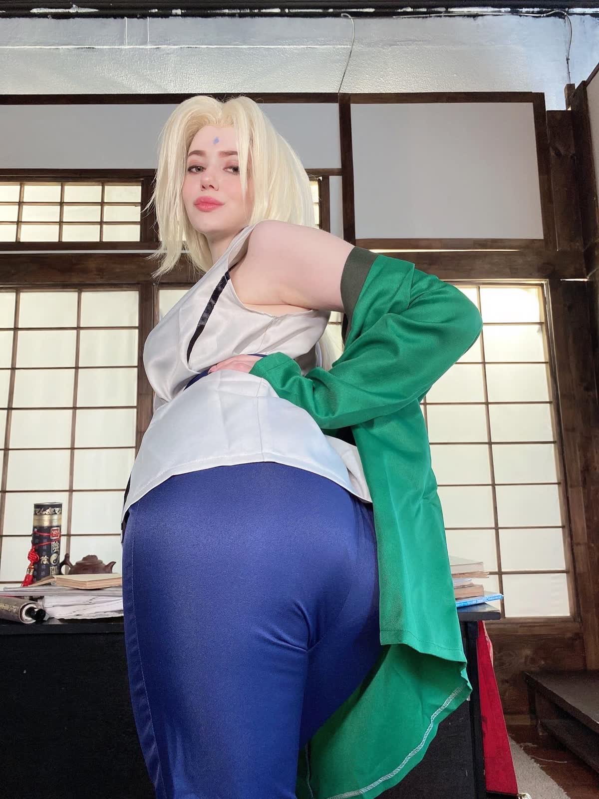 Tsunade Naruto cosplay photo