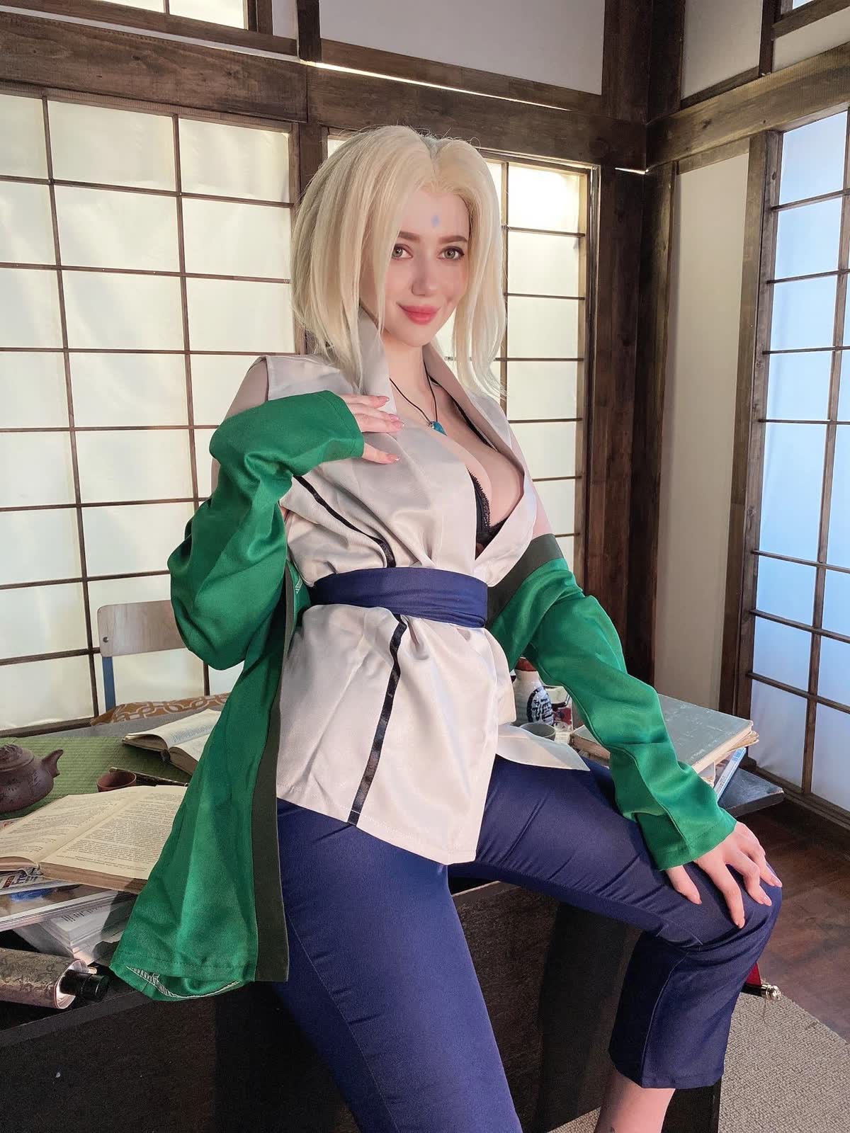 Tsunade anime girl cosplay Naruto
