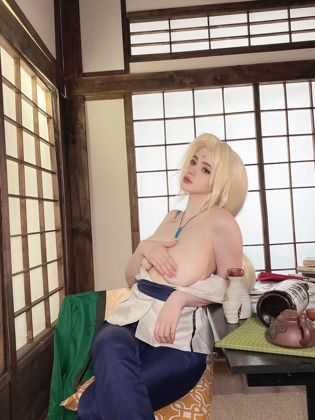 Tsunade Naruto cosplay photo