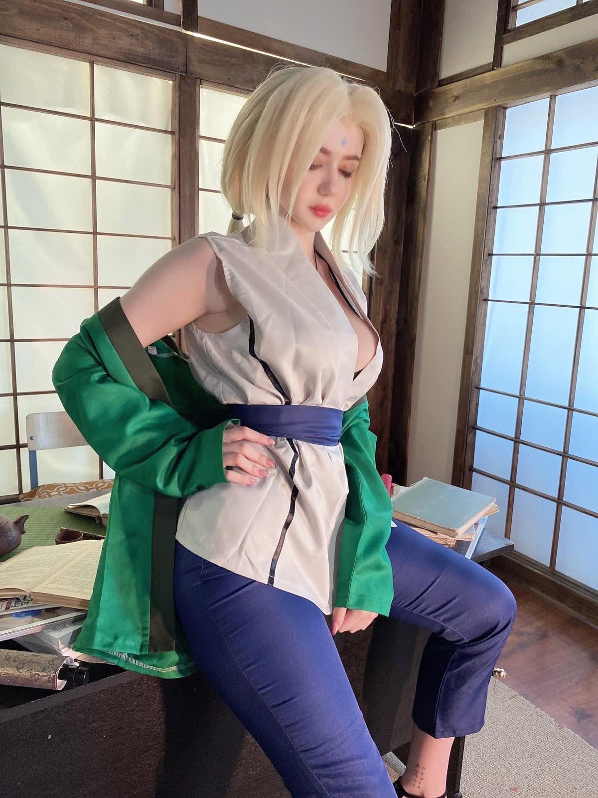Tsunade anime girl cosplay Naruto