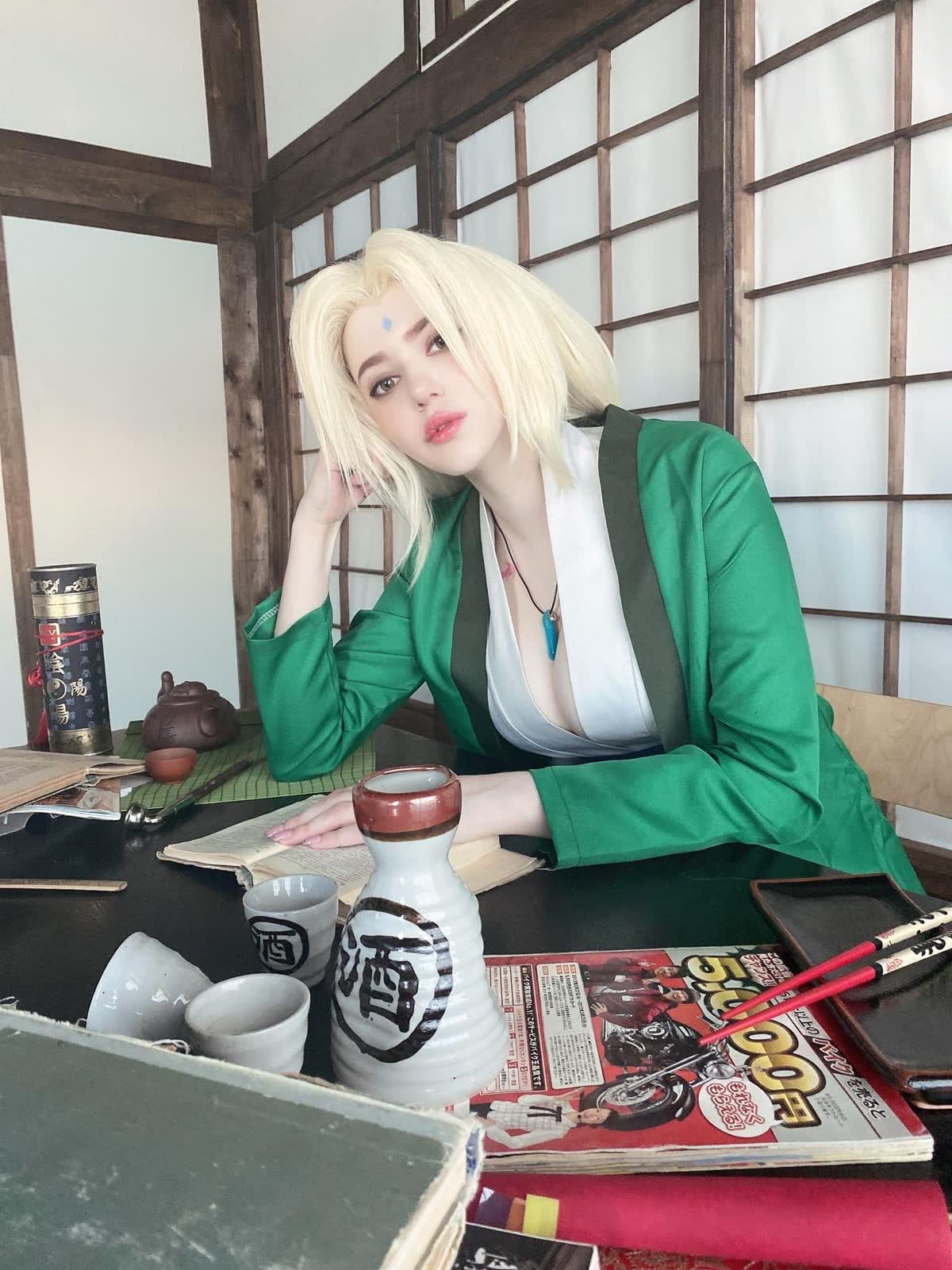 Tsunade Naruto cosplay photo