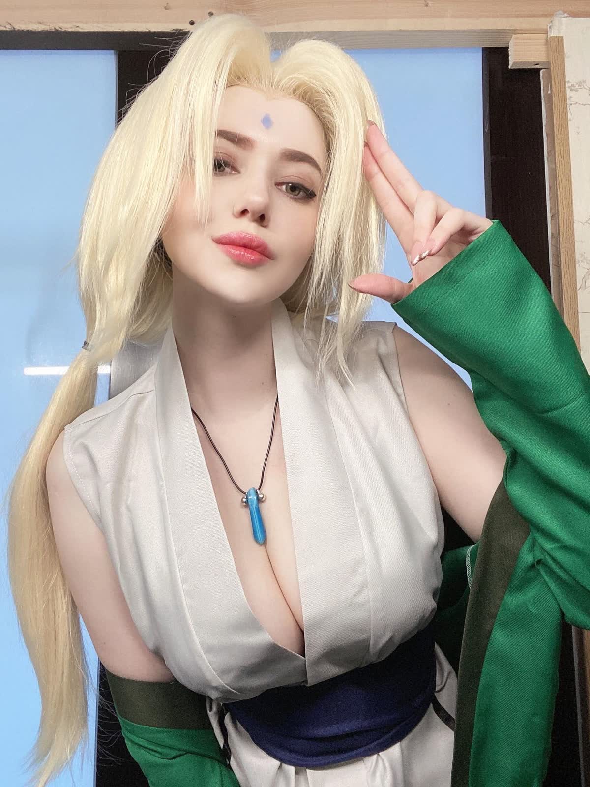 Tsunade Naruto cosplay photo