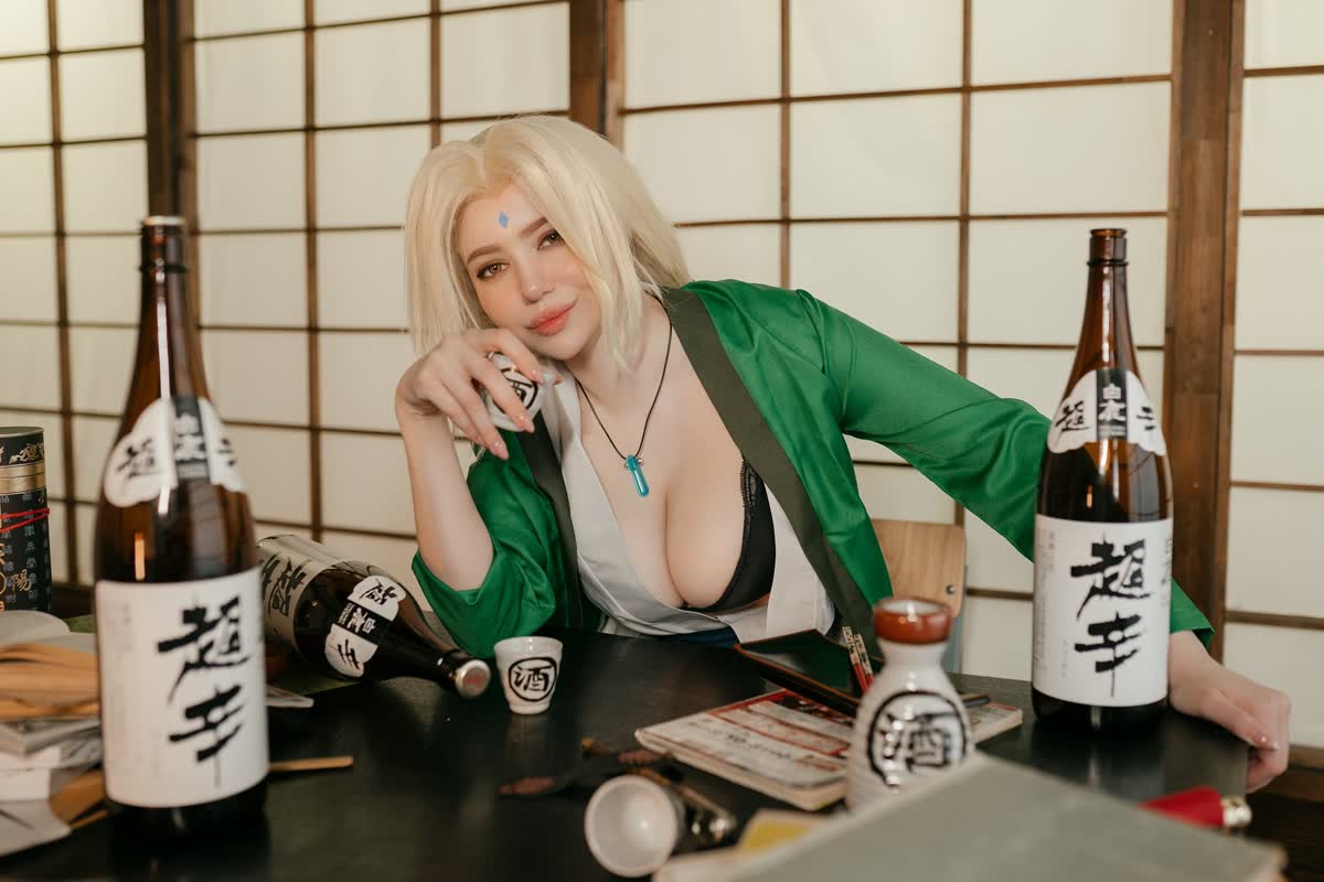 Tsunade anime girl cosplay Naruto