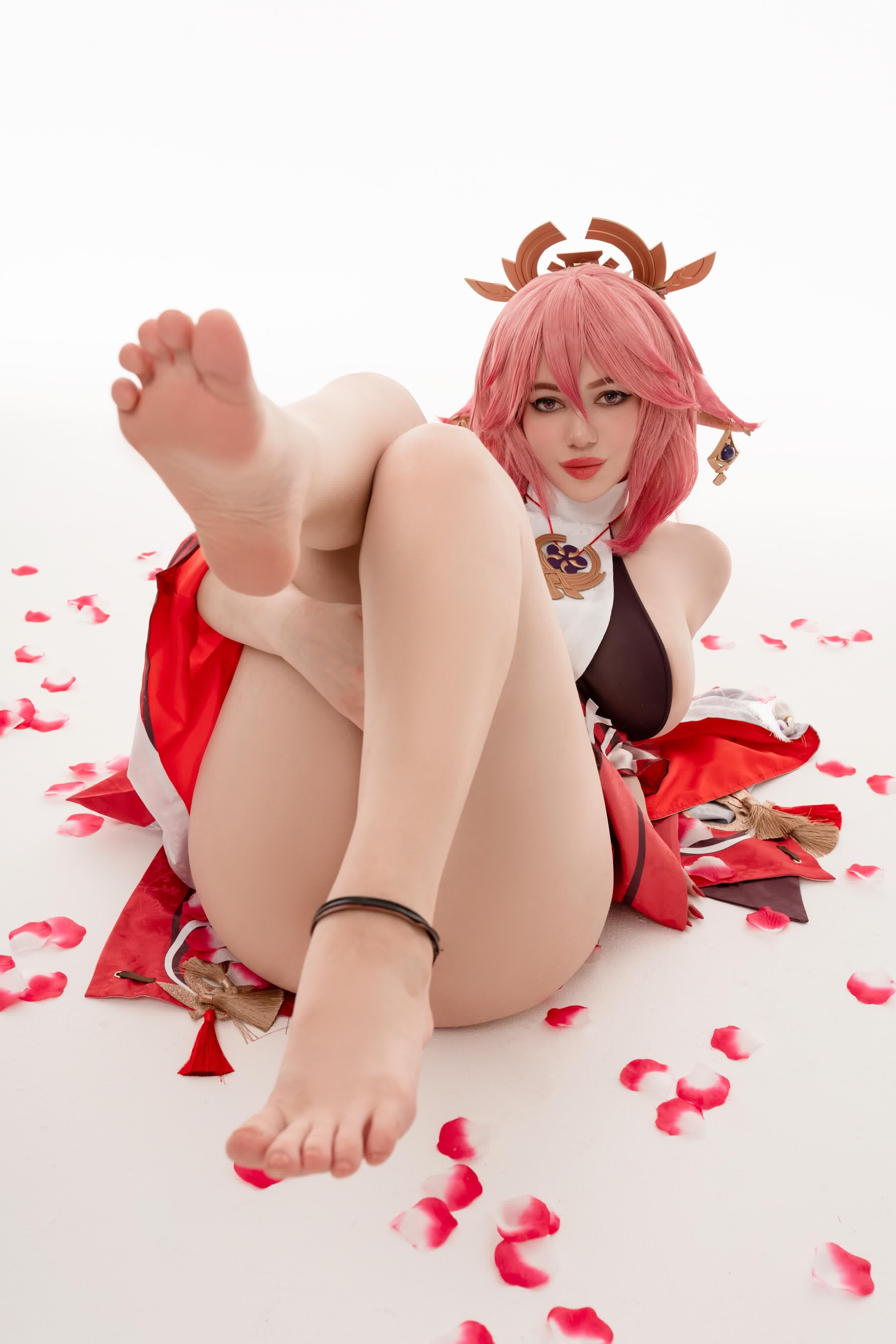 Yae Miko cosplay adult anime photoshoot HD